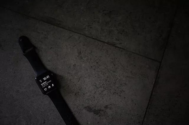 马拉松跑穿什么衣服_马拉松跑穿什么样的袜子_跑马拉松怎么穿